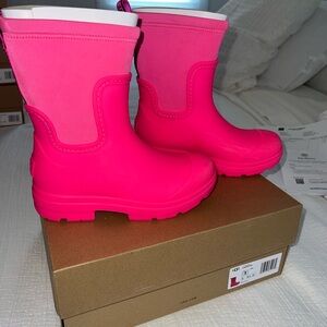 Neon pink Ugg waterproof rainboots in excellent condition